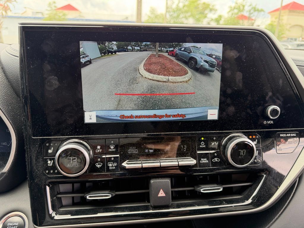 Used 2024 Toyota Highlander Limited FWD image 32