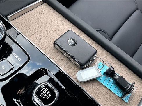New 2026 Volvo XC90 T8 Plus AWD/4WD image 34