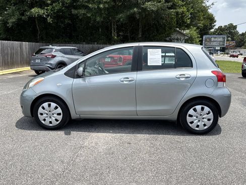 Used 2009 Toyota Yaris 4-Door Hatchback FWD image 2