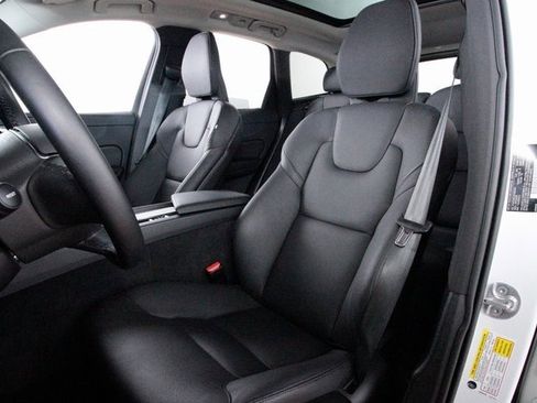 Certified 2025 Volvo XC60 B5 Plus image 21