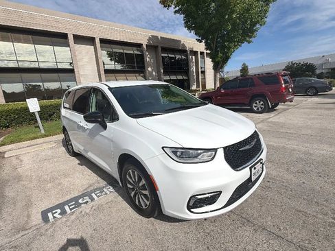 Used 2024 Chrysler Pacifica Limited FWD image 10