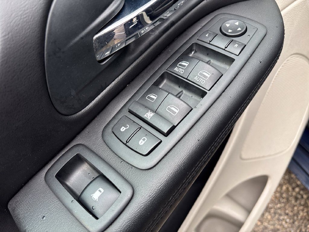 Used 2012 Dodge Grand Caravan SXT FWD image 13