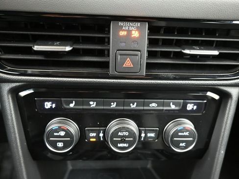 Certified 2024 Volkswagen Taos SE image 32