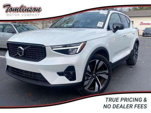 Used 2025 Volvo XC40 B5 Plus image 1