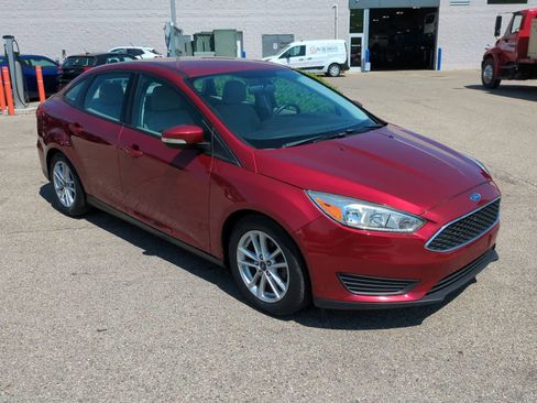 Used 2016 Ford Focus SE w/ SE Cold Weather Package FWD image 2