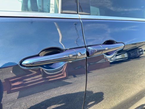 Used 2023 Chrysler Pacifica Touring-L FWD image 99