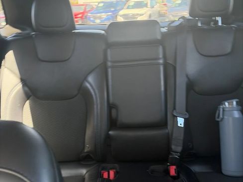 Used 2019 Jeep Cherokee Latitude Plus AWD/4WD image 12