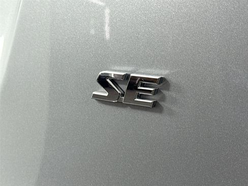 Used 2018 Toyota RAV4 SE image 11