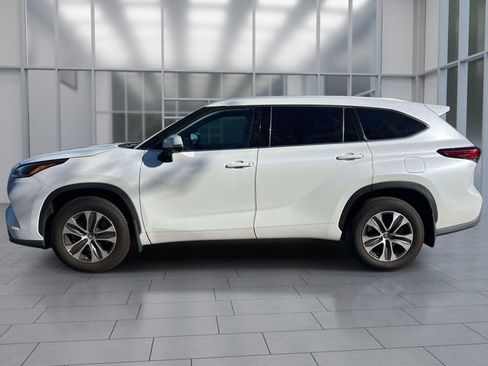 Used 2022 Toyota Highlander XLE AWD/4WD image 8
