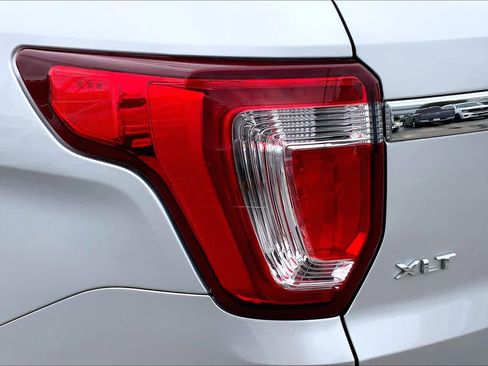 Used 2018 Ford Explorer XLT w/ Equipment Group 202A FWD image 25