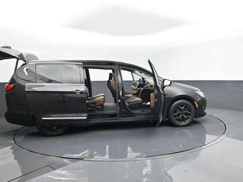 Used 2018 Chrysler Pacifica Limited FWD image 35