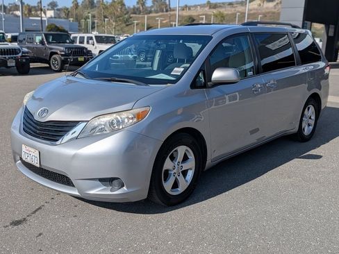 Used 2014 Toyota Sienna LE image 1