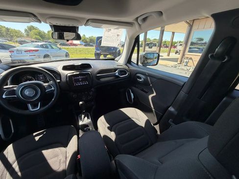 Used 2018 Jeep Renegade Latitude FWD image 34