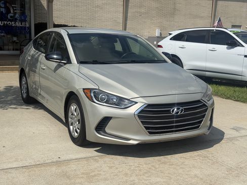 Used 2017 Hyundai Elantra SE FWD image 3