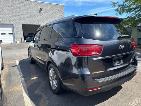 Used 2019 Kia Sedona EX FWD image 2