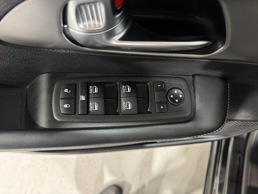 Used 2025 Chrysler Pacifica Select FWD image 18
