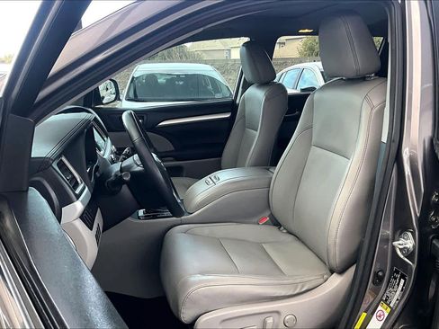Used 2016 Toyota Highlander XLE image 8