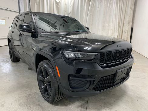 Used 2024 Jeep Grand Cherokee Altitude AWD/4WD image 2