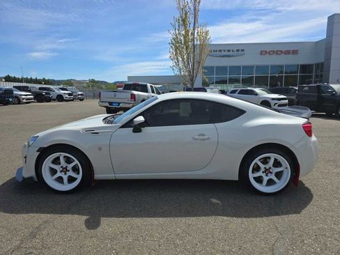 Used 2017 Toyota 86 RWD image 2