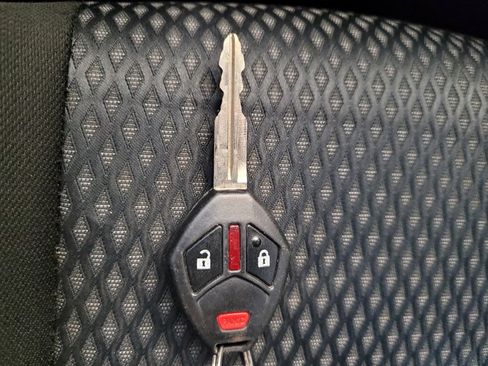 Used 2016 Mitsubishi Outlander ES image 32