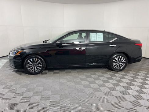Used 2024 Nissan Altima 2.5 SV image 2