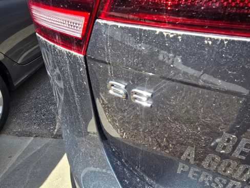 Used 2022 Volkswagen Tiguan SE w/ Panoramic Sunroof Package image 8