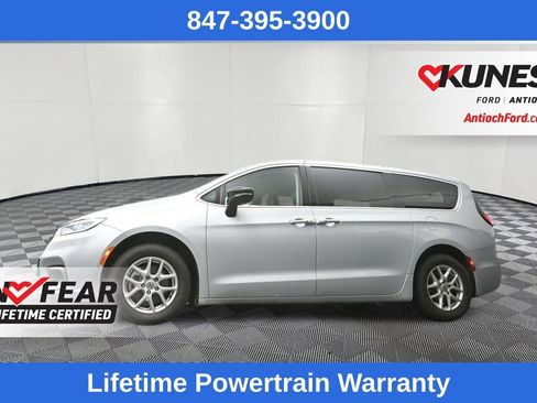 Used 2024 Chrysler Pacifica Touring-L image 21