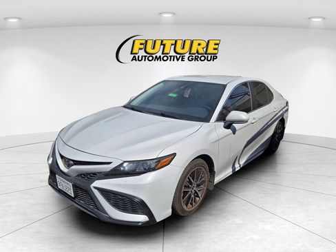 Used 2023 Toyota Camry SE FWD image 3