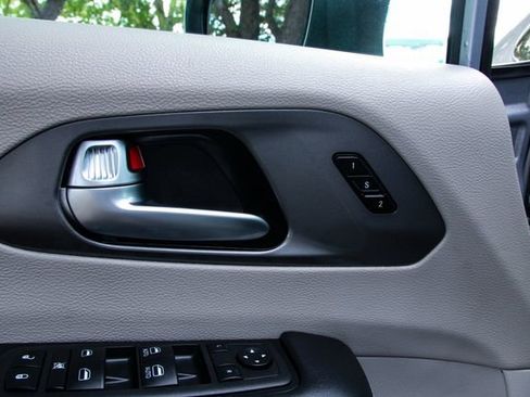 Used 2023 Chrysler Pacifica Touring-L image 14