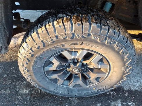 Used 2018 Toyota Tacoma TRD Off-Road image 6