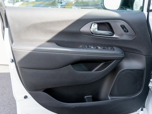 New 2026 Chrysler Pacifica Select image 12