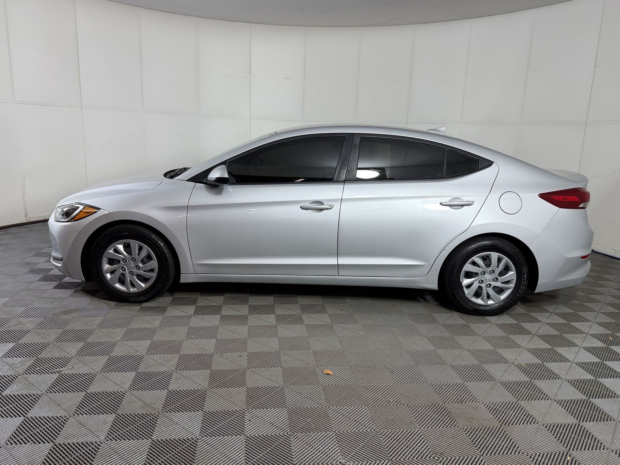 Used 2017 Hyundai Elantra SE FWD image 2