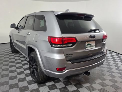 Used 2017 Jeep Grand Cherokee Altitude AWD/4WD image 7