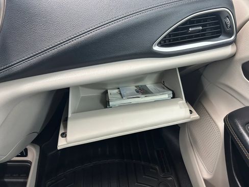 Used 2017 Chrysler Pacifica Touring w/ Tire & Wheel Group image 22