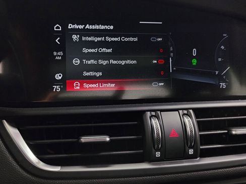 Used 2024 Alfa Romeo Giulia Veloce image 9