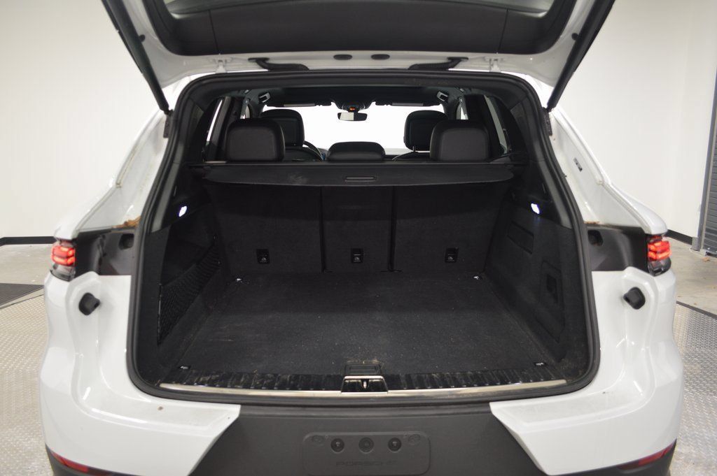 Certified 2025 Porsche Cayenne AWD/4WD image 38