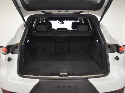 Certified 2025 Porsche Cayenne AWD/4WD image 38