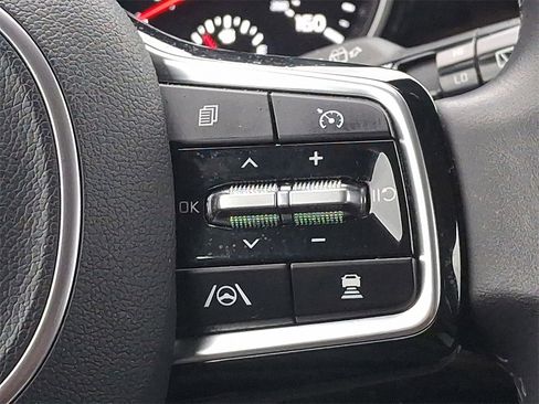 Used 2024 Kia Carnival EX image 23