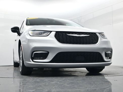 Used 2024 Chrysler Pacifica Touring-L image 40