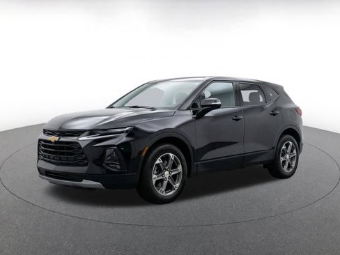 Used 2025 Chevrolet Blazer LT FWD image 3