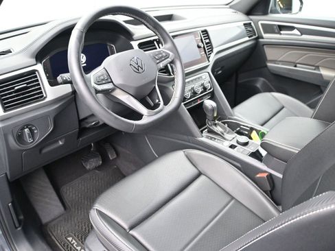 Used 2022 Volkswagen Atlas Cross Sport SEL image 2