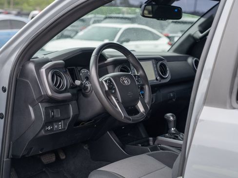 Used 2021 Toyota Tacoma TRD Off-Road AWD/4WD image 18