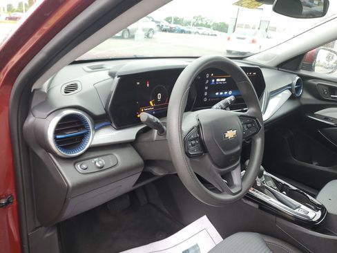 Used 2024 Chevrolet Trax LT FWD image 19