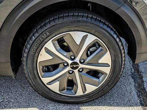 Used 2022 Kia Niro EX Premium w/ Cold Weather Package image 10