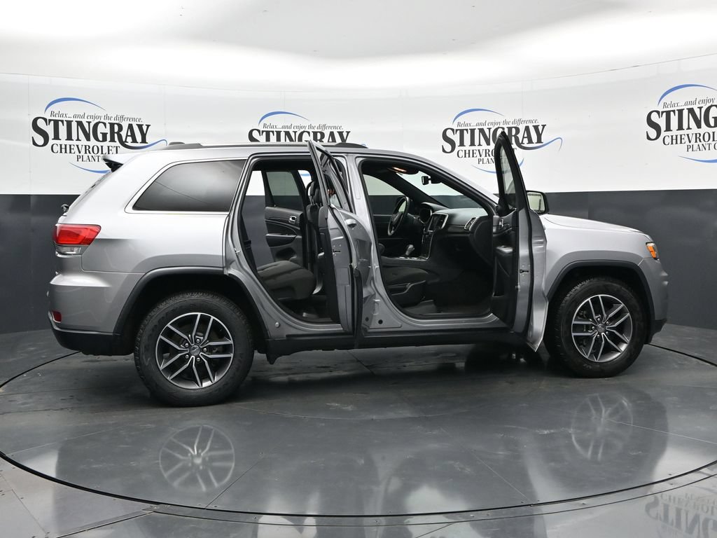 Used 2018 Jeep Grand Cherokee Laredo RWD image 36