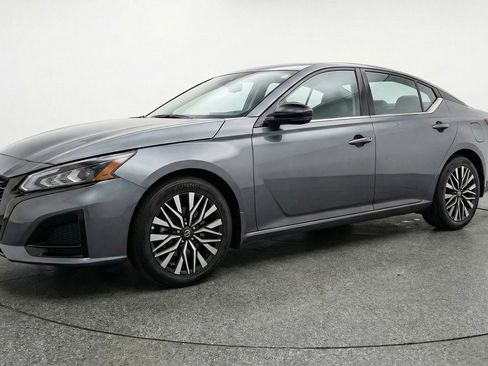 Used 2025 Nissan Altima 2.5 SV FWD image 3