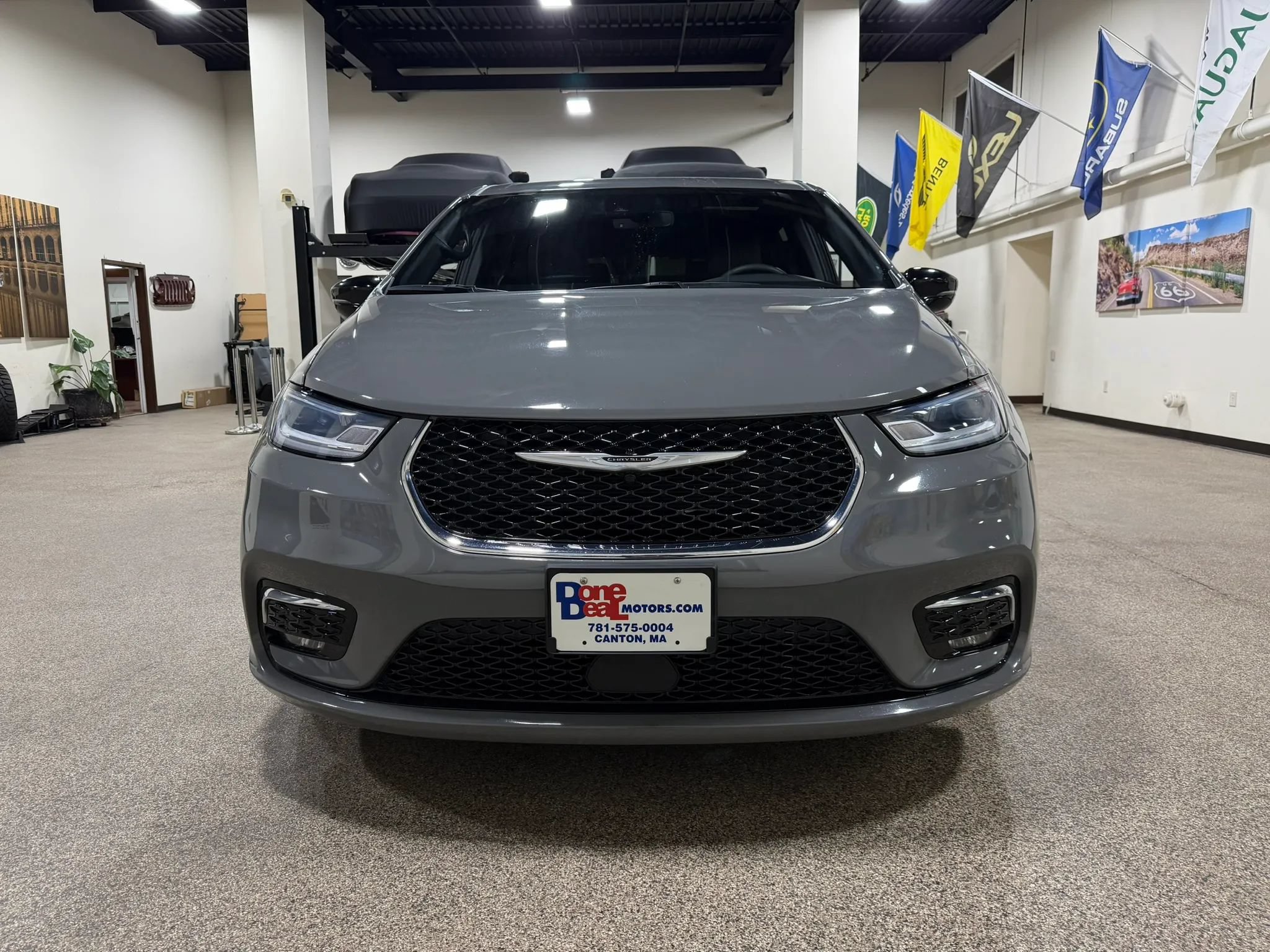 Used 2025 Chrysler Pacifica Select FWD image 2