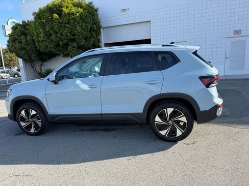 New 2026 Volkswagen Taos SE image 3