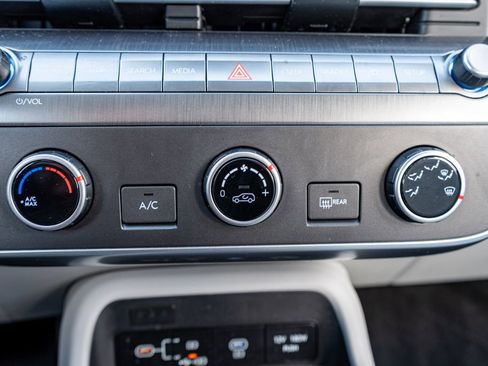 Certified 2025 Hyundai Kona SE image 32