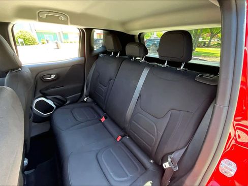 Used 2018 Jeep Renegade Latitude w/ Cold Weather Group AWD/4WD image 19